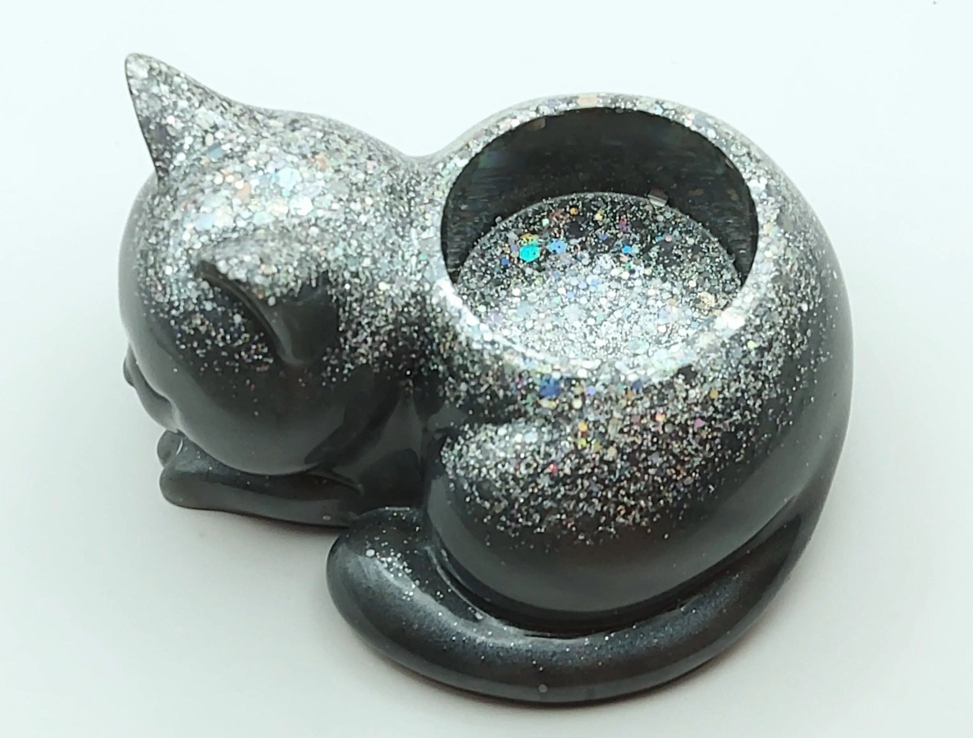 Bougeoir CHAT ENDORMI en résine époxy. Gris et paillettes holographiques argentées - PRETTY RESINE