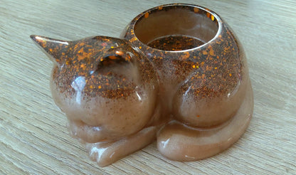 Bougeoir CHAT ENDORMI en résine époxy. Marron clair et paillettes cuivrées - PRETTY RESINE