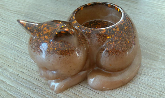 Bougeoir CHAT ENDORMI en résine époxy. Marron clair et paillettes cuivrées - PRETTY RESINE
