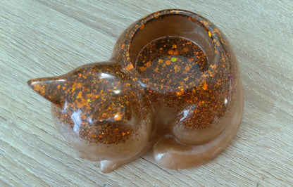 Bougeoir CHAT ENDORMI en résine époxy. Marron clair et paillettes cuivrées - PRETTY RESINE