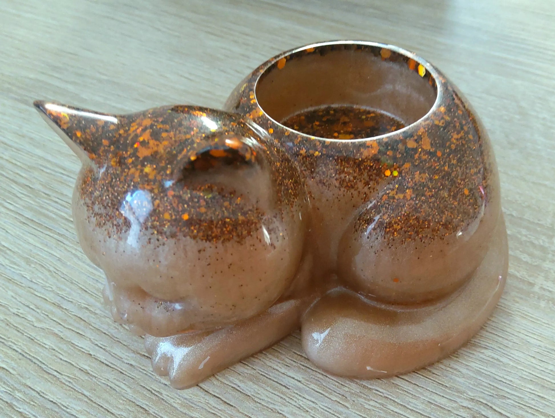 Bougeoir CHAT ENDORMI en résine époxy. Marron clair et paillettes cuivrées - PRETTY RESINE