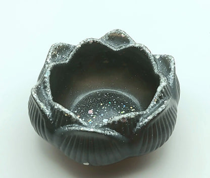 Bougeoir Petite Fleur de Lotus. Gris et paillettes holographiques argentées - PRETTY RESINE