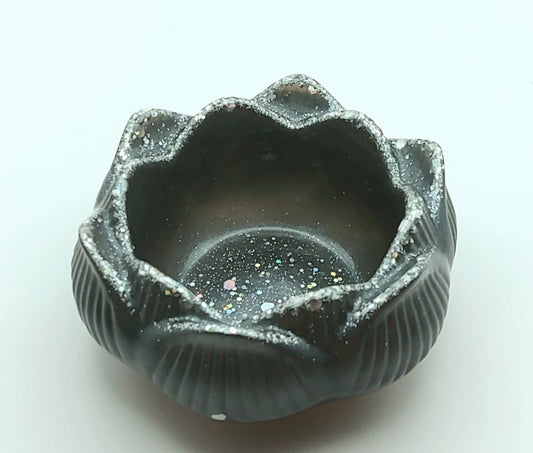 Bougeoir Petite Fleur de Lotus. Gris et paillettes holographiques argentées - PRETTY RESINE