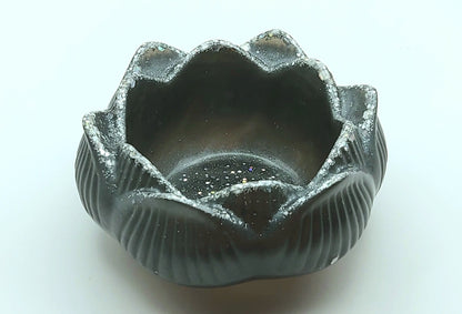 Bougeoir Petite Fleur de Lotus. Gris et paillettes holographiques argentées - PRETTY RESINE