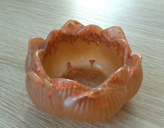 Bougeoir PETITE FLEUR DE LOTUS en résine époxy. Marron clair et feuille de cuivre - PRETTY RESINE