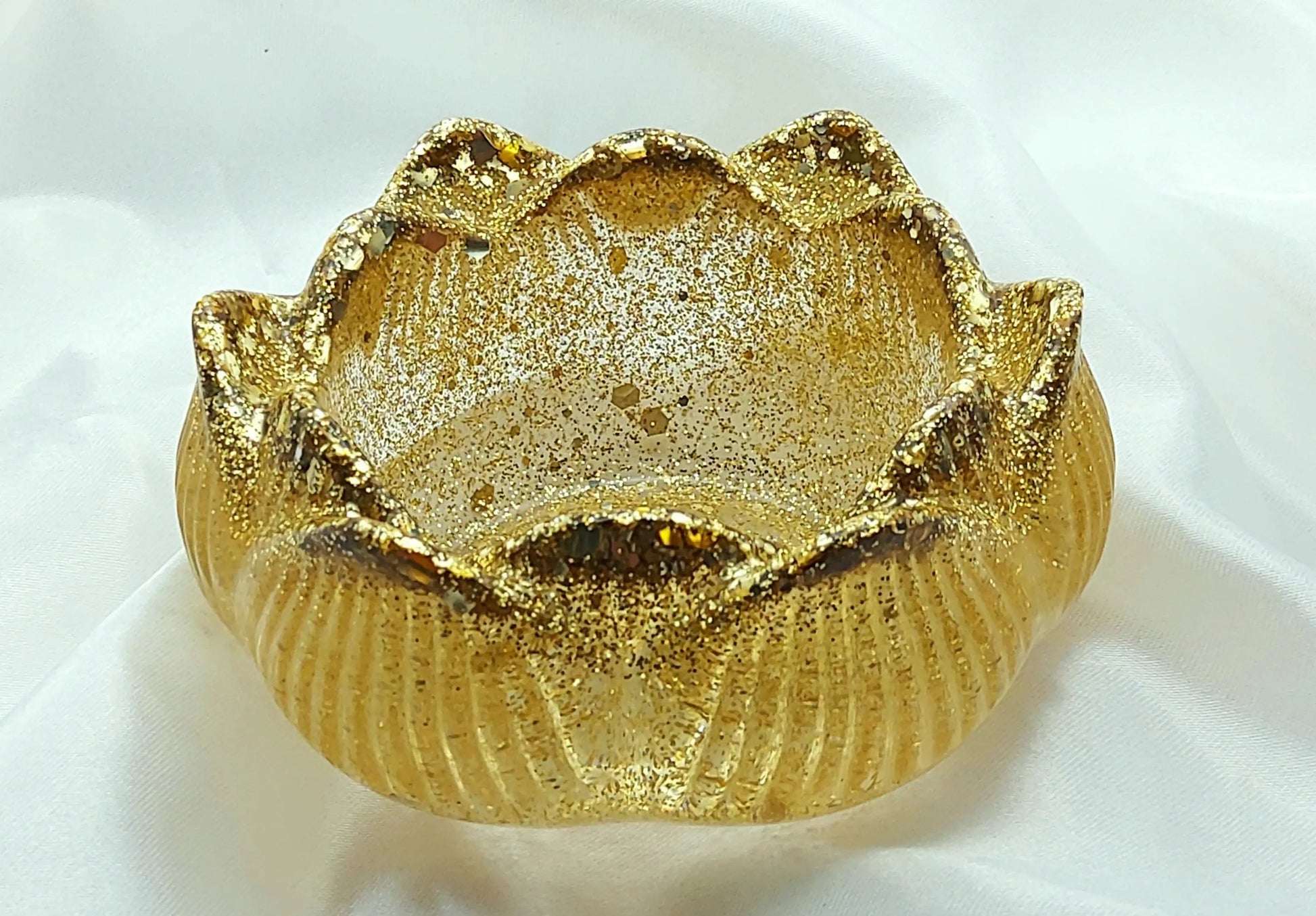 Bougeoir PETITE FLEUR DE LOTUS. Paillettes or - PRETTY RESINE