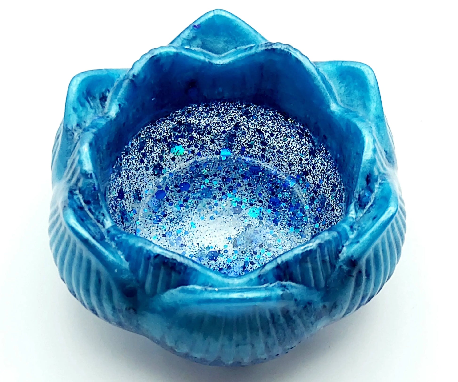 Bougeoir "Petite Fleur de Lotus" en résine époxy, bleu et paillettes. Vue de dessus.