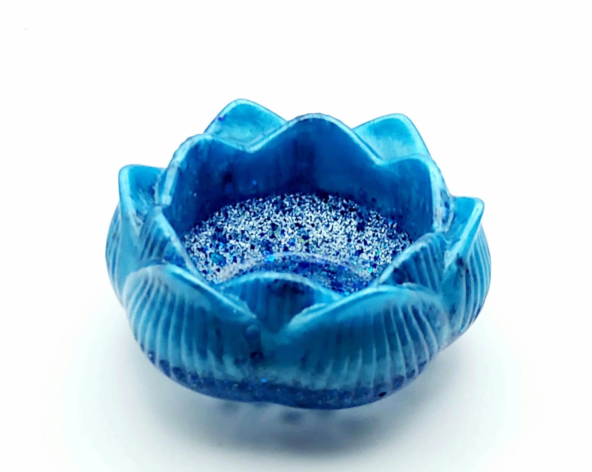 Bougeoir "Petite Fleur de Lotus" en résine époxy, bleu et paillettes. Vue de côté.