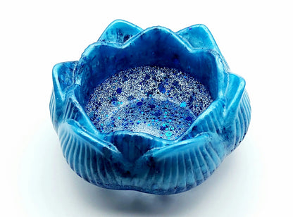 Bougeoir "Petite Fleur de Lotus" en résine époxy, bleu et paillettes.