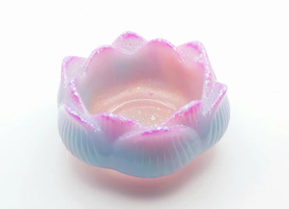 Bougeoir "Petite Fleur de Lotus" en résine époxy, mauve et bleu pastel. Paillettes roses.