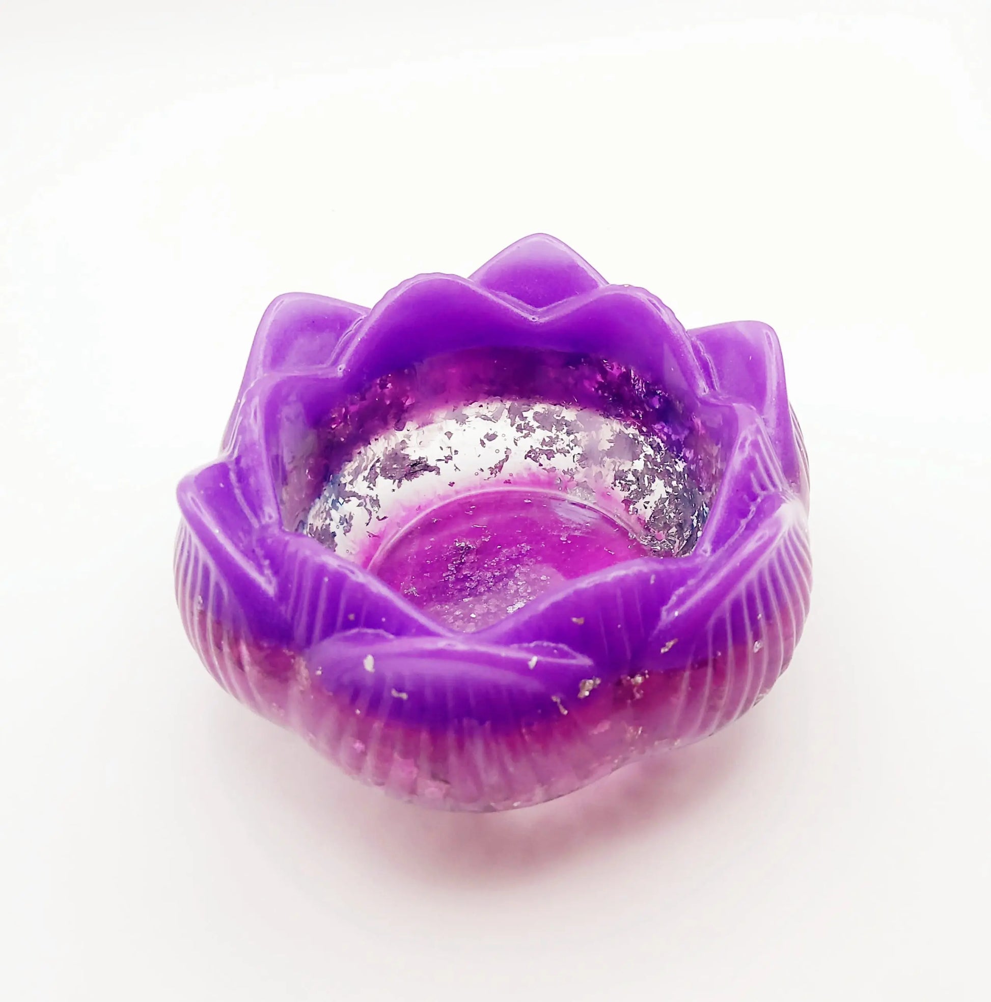 Bougeoir "Petite Fleur de Lotus" en résine époxy, Mauve et argent.