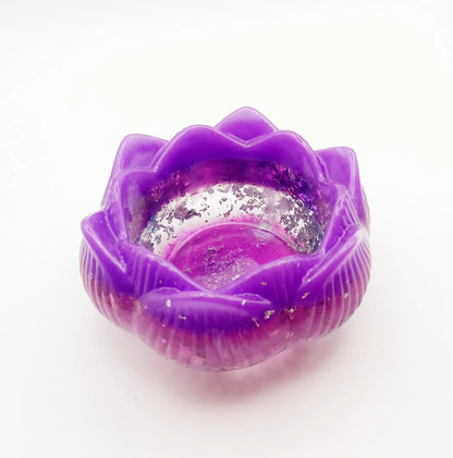 Bougeoir "Petite Fleur de Lotus" en résine époxy, Mauve et argent.