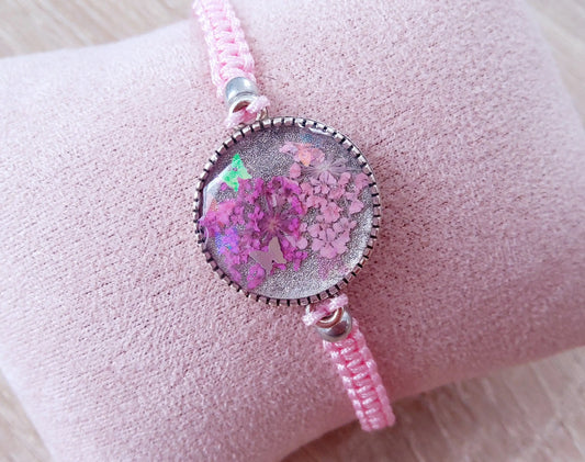 Bracelet en micro macramé avec cabochon en résine UV orné de fleurs séchées roses. PRETTY RESINE