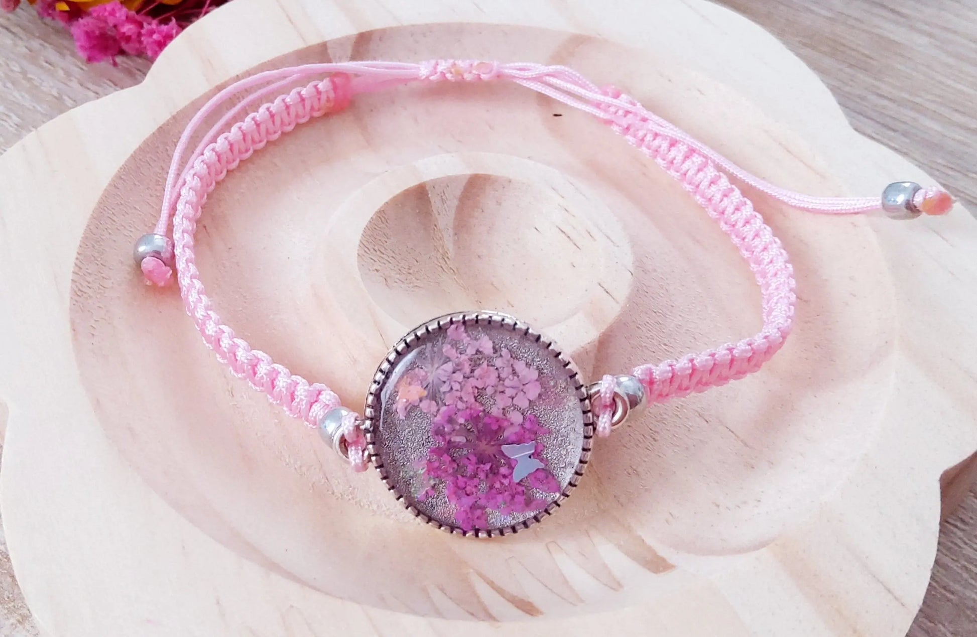 Bracelet en micro macramé et cabochon en résine - Rose pastel PRETTY RESINE
