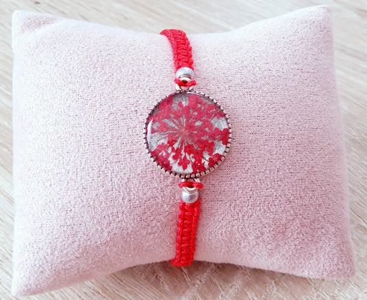 Bracelet en micro macramé et cabochon en résine UV. Fleur rouge - PRETTY RESINE