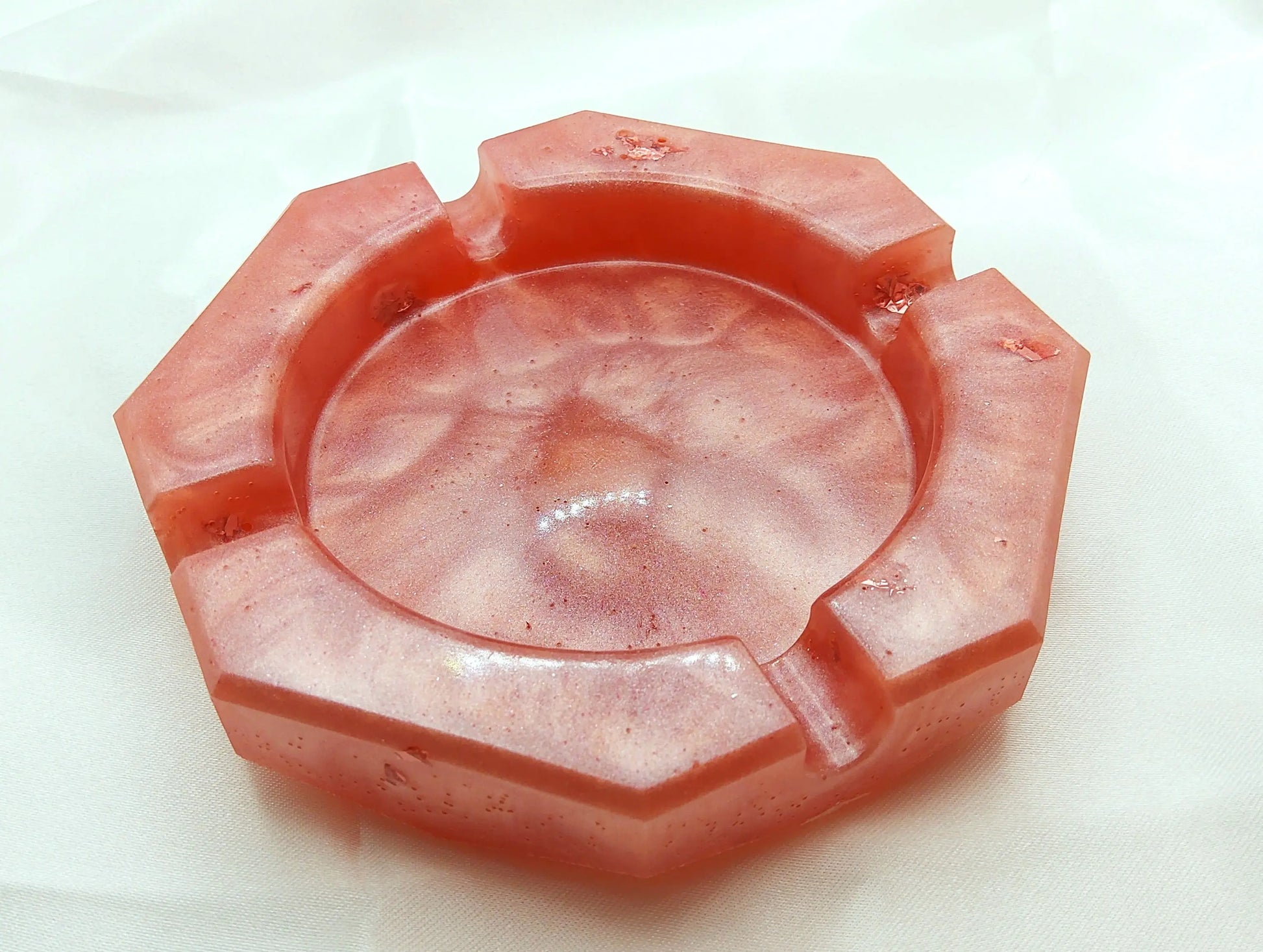 Cendrier ROND en résine époxy. Rose et feuille d'or rose - PRETTY RESINE