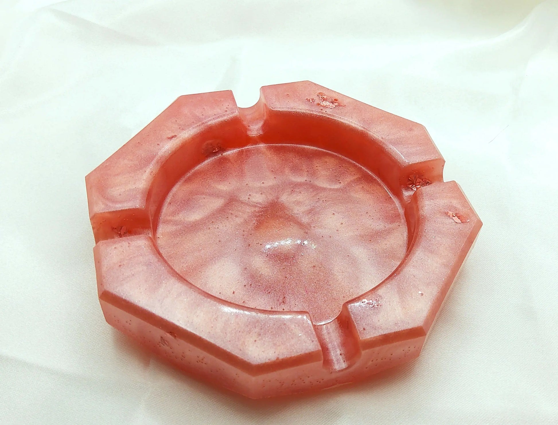 Cendrier ROND en résine époxy. Rose et feuille d'or rose - PRETTY RESINE