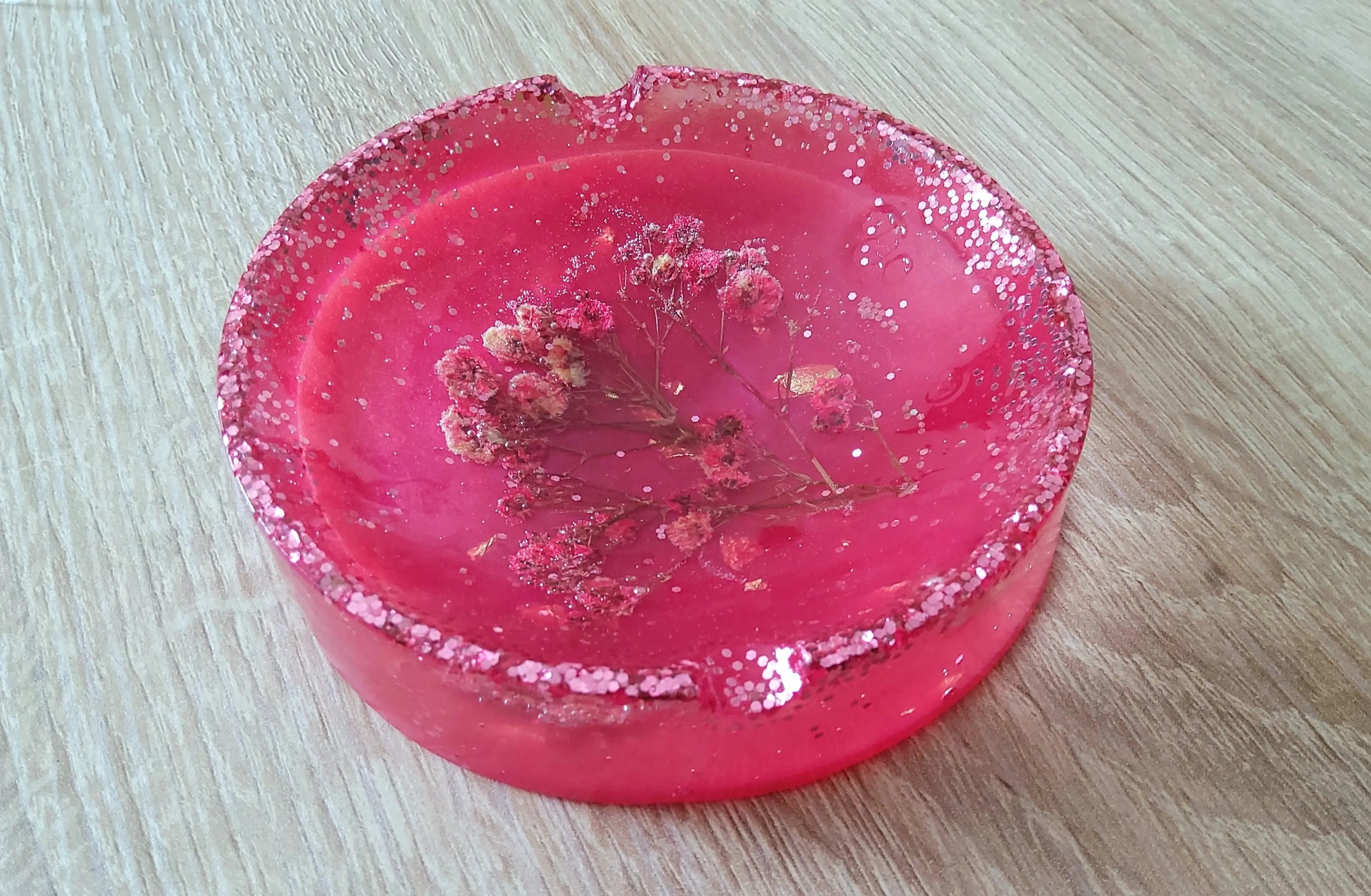 Cendrier rond en résine époxy, rouge avec fleurs et paillettes