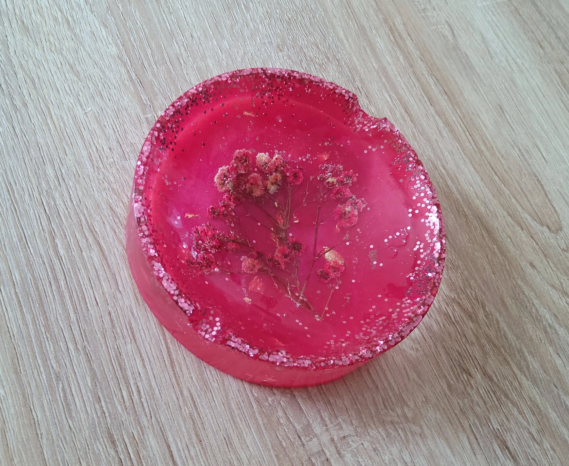 Cendrier rond en résine époxy, rouge avec fleurs et paillettes