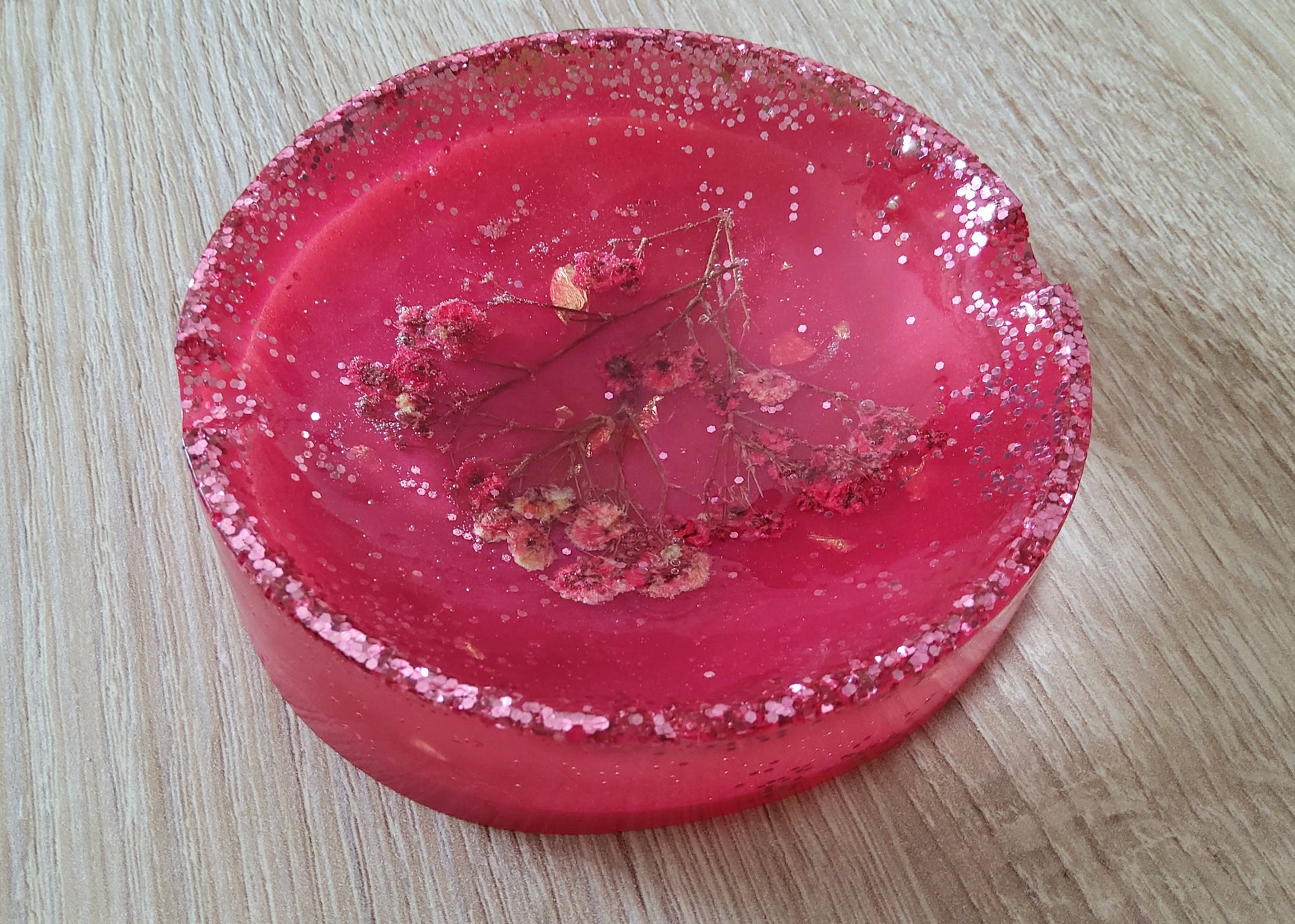 Cendrier rond en résine époxy, rouge avec fleurs et paillettes