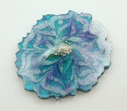 Dessous de verre, turquoise, mauve et fleur blanche