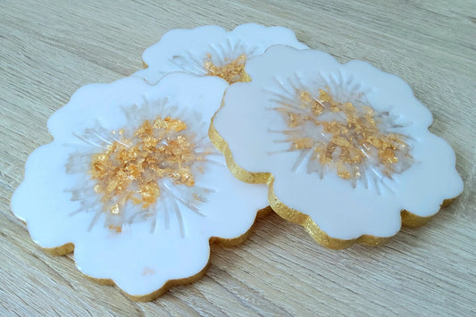 Ensemble de 3 DESSOUS DE VERRES FLEURS en résine époxy. Blanc et or - PRETTY RESINE