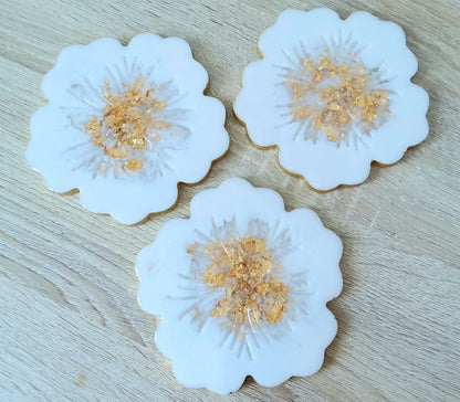 Ensemble de 3 DESSOUS DE VERRES FLEURS en résine époxy. Blanc et or - PRETTY RESINE
