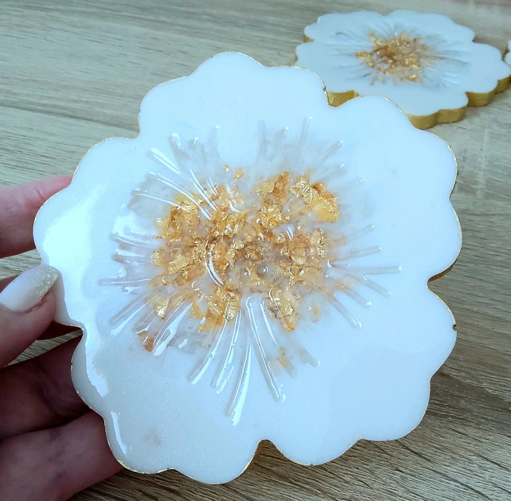  DESSOUS DE VERRE FLEUR en résine époxy. Blanc et or - PRETTY RESINE