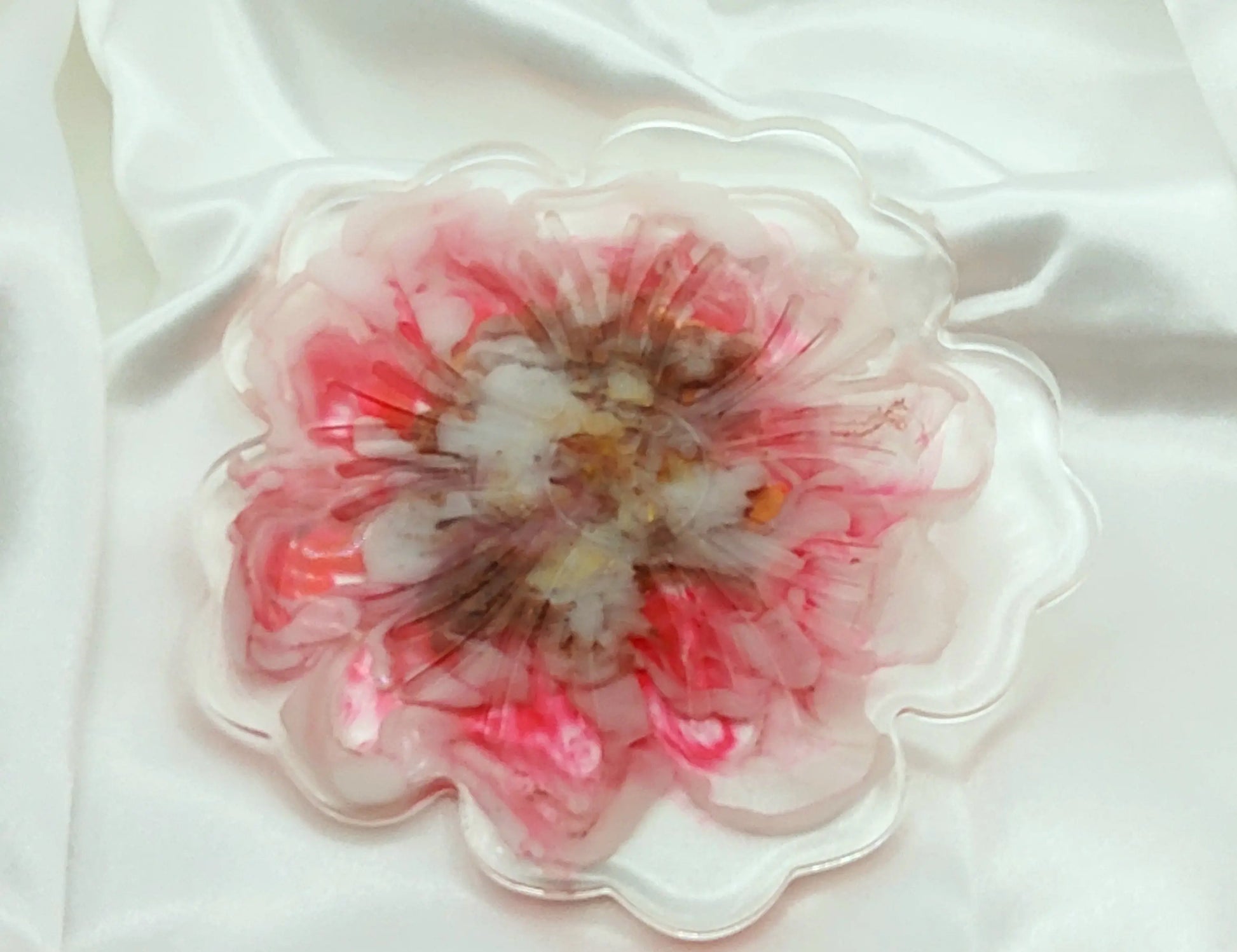 Ensemble de 3 Dessous de verres FLEURS en résine époxy. Rose, blanc et or. Modèle 2