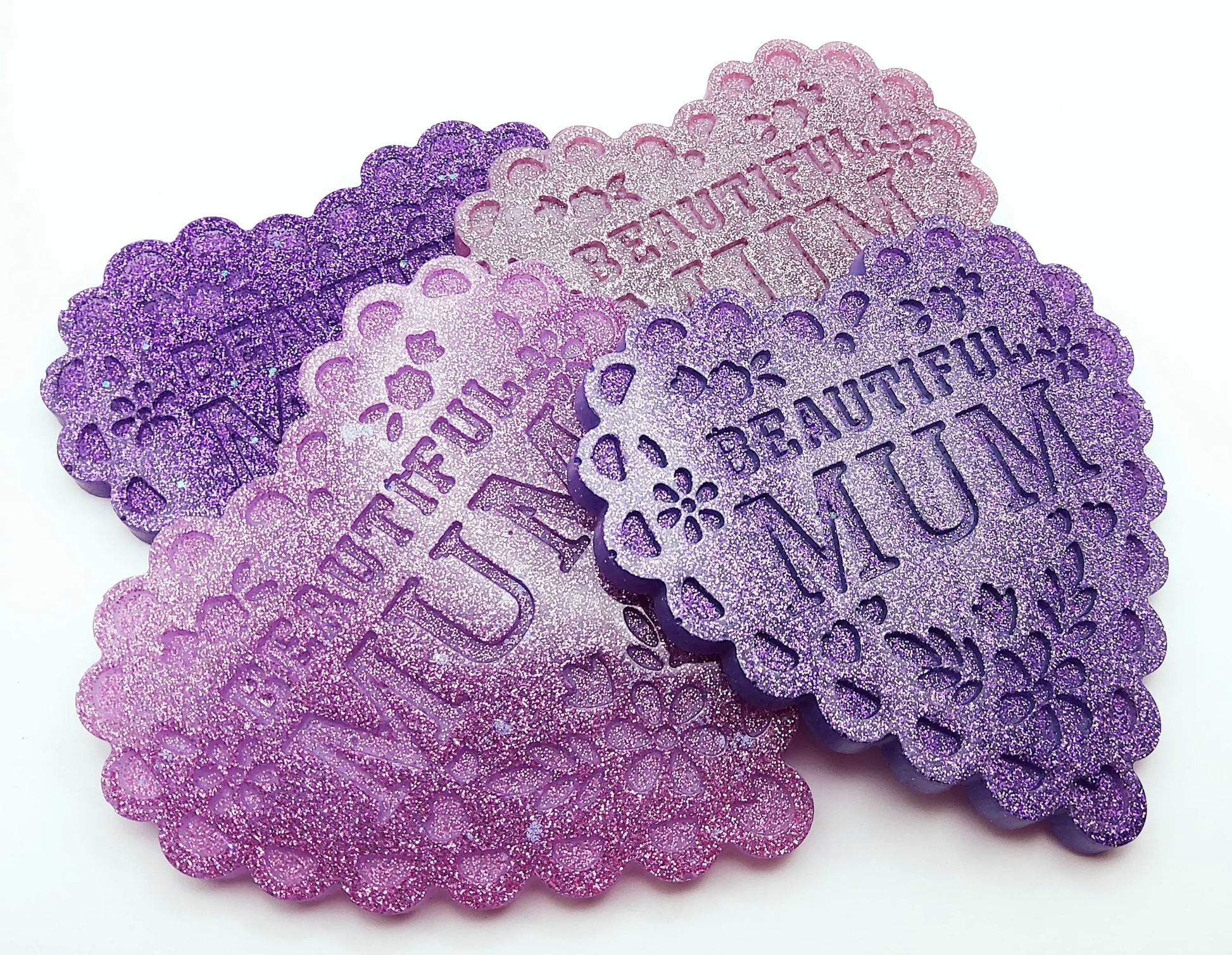 Ensemble de 4 Dessous de verres "Coeurs pour Maman" en résine époxy, violets