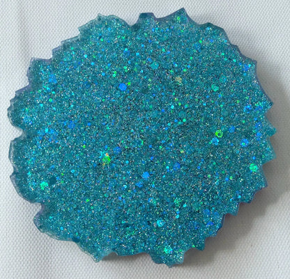 Envers d'un dessous de verre : paillettes holographiques turquoises