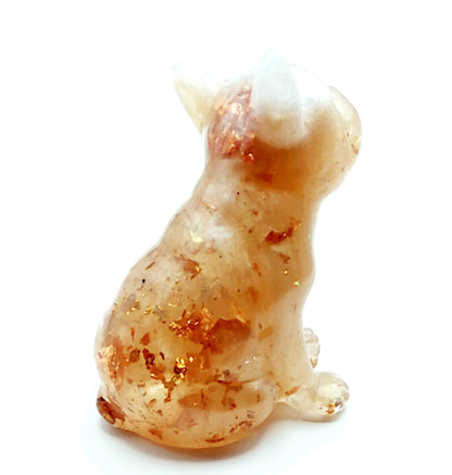 Figurine BOULEDOGUE en résine époxy. Beige et feuille de cuivre.