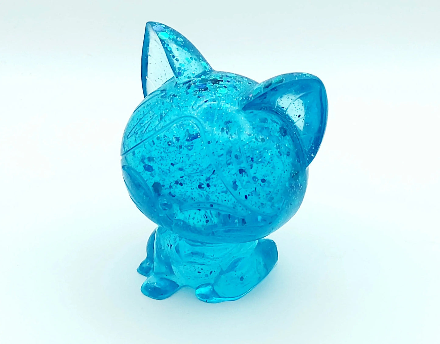 Figurine Chat Kawaii en résine époxy, turquoise translucide et paillettes.