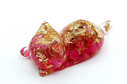 Figurine "Chaton couché" en résine époxy. Transparente, fleurs roses et feuille d'or.