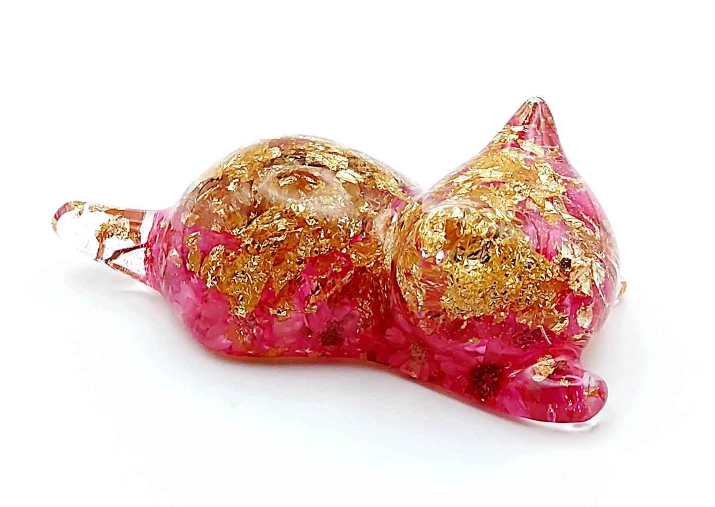 Figurine "Chaton couché" en résine époxy. Transparente, fleurs roses et feuille d'or.