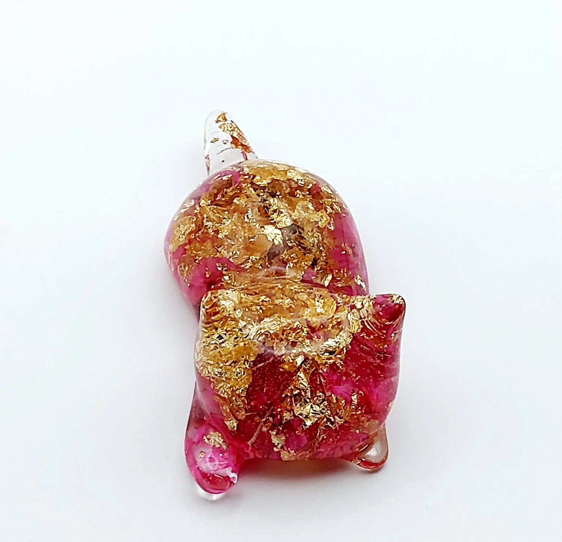 Figurine "Chaton couché" en résine époxy. Transparente, fleurs roses et feuille d'or.