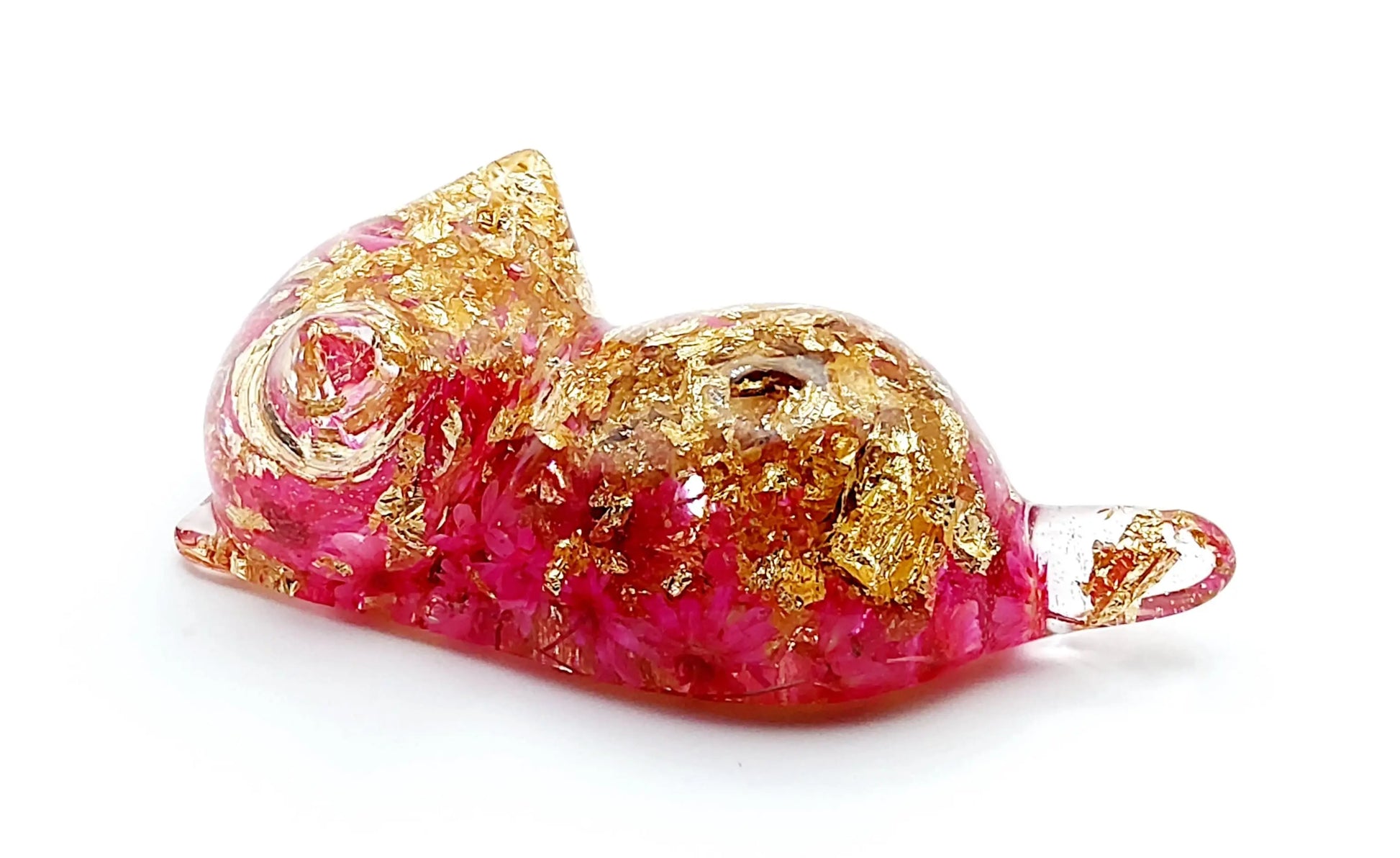 Figurine "Chaton couché" en résine époxy. Transparente, fleurs roses et feuille d'or.