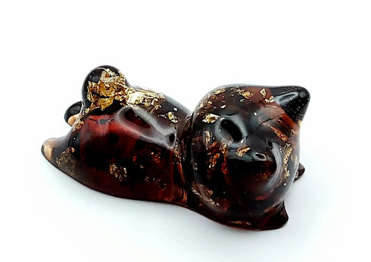 Figurine "Chaton couché" en résine époxy, marron et feuille d'or.