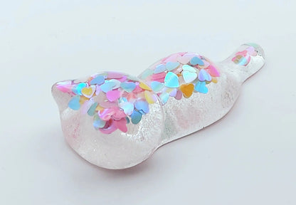 Figurine "Chaton couché" en résine époxy, transparent et paillettes coeurs multicolores