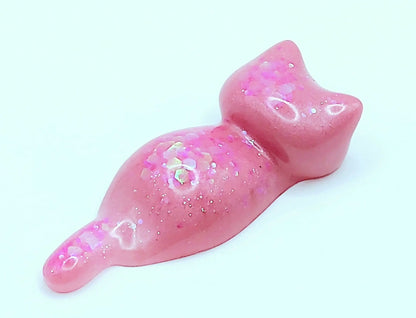 Figurine "Chaton couché" en résine époxy. Rose bonbon.