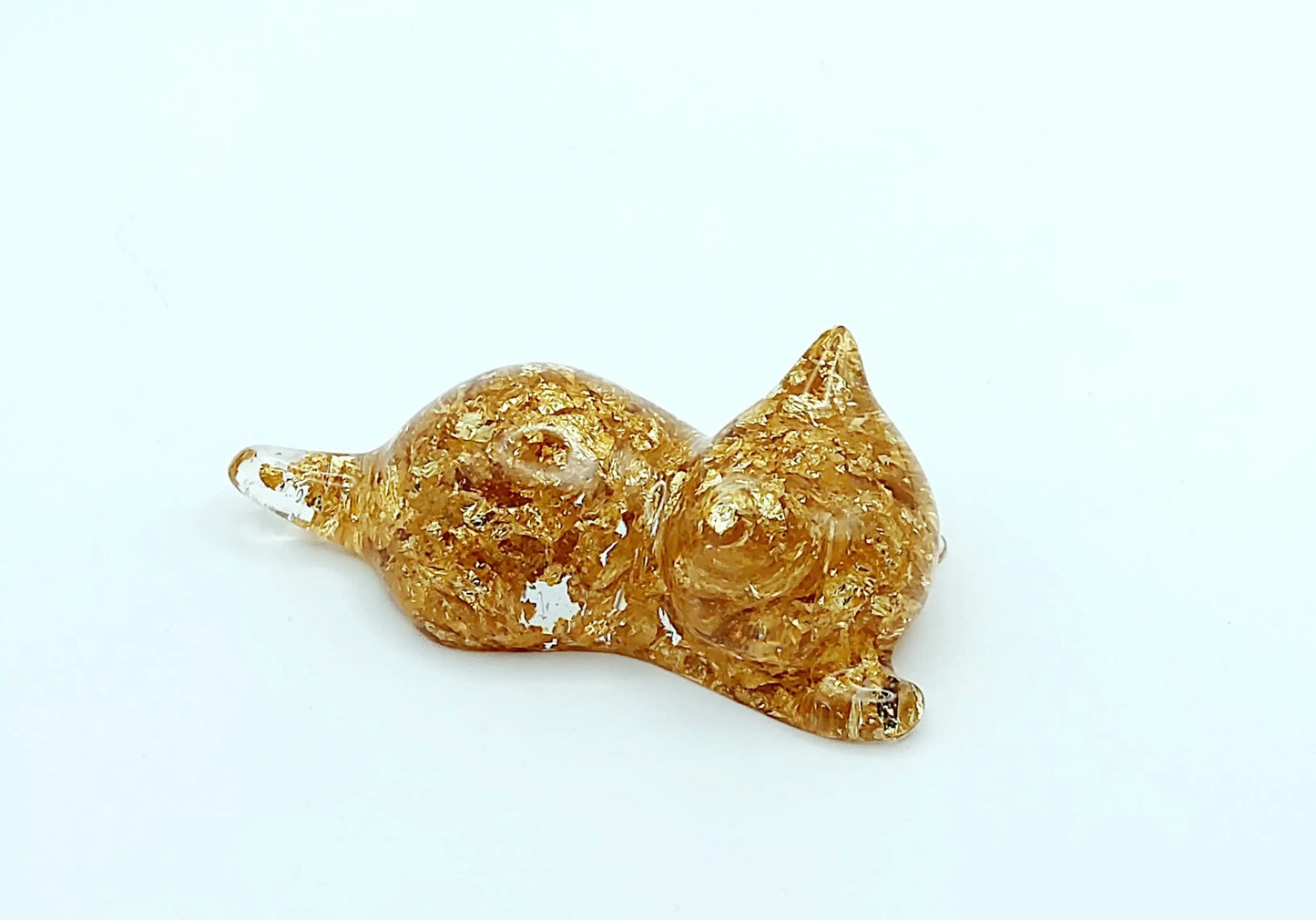 Figurine "Chaton couché" en résine époxy, transparent et feuille d'or.