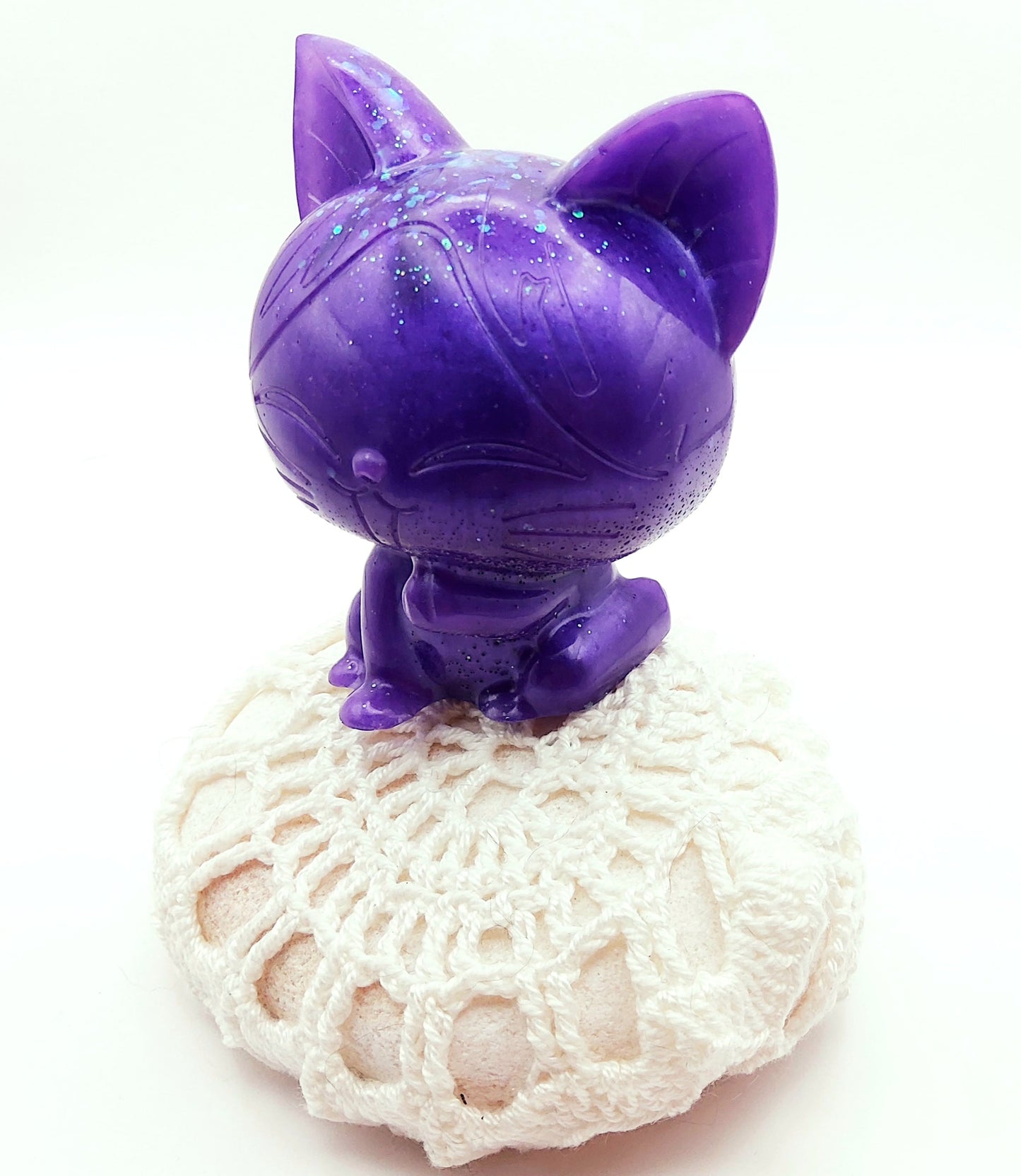 Figurine Chat Kawaii en résine époxy, violet, posé sur un galet