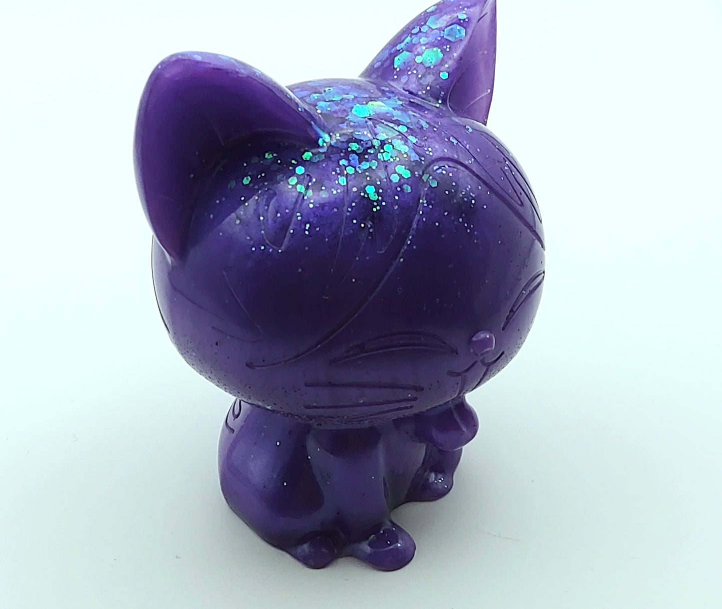 Figurine Chat Kawaii en résine époxy, violet et paillettes holographiques