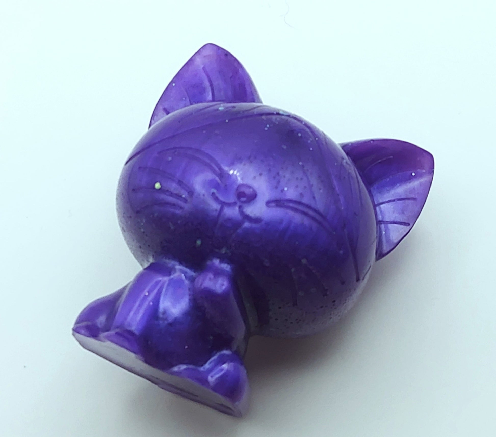 Figurine Chat Kawaii en résine époxy, violet, couché sur le dos