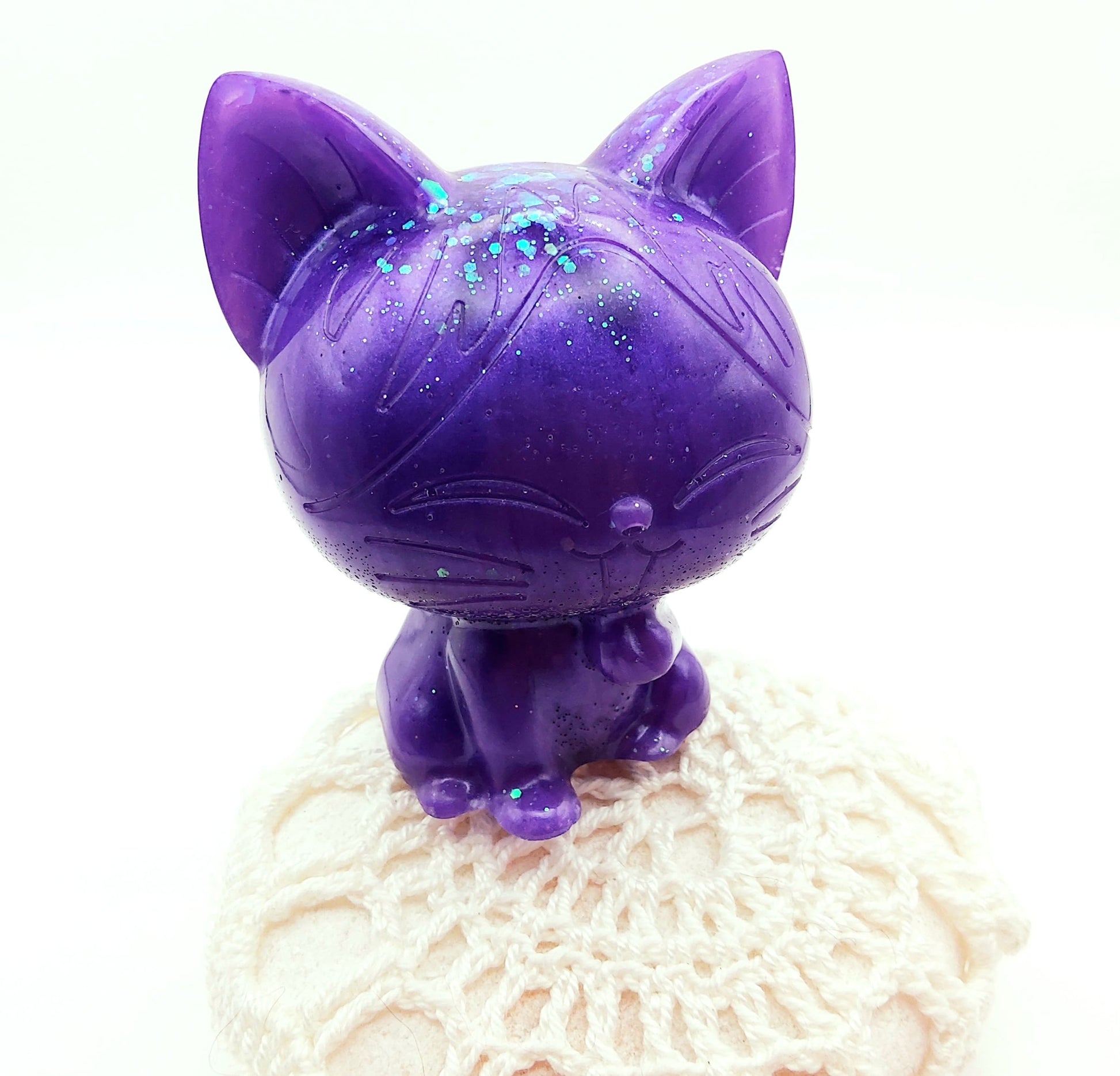 Figurine Chat Kawaii en résine époxy, violet, posé sur un galet