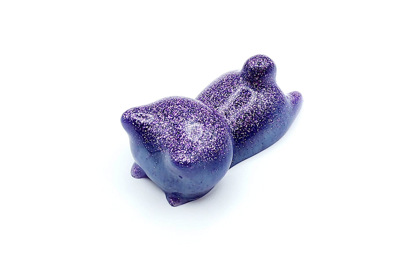 Figurine "Chaton couché" en résine époxy, violet et paillettes