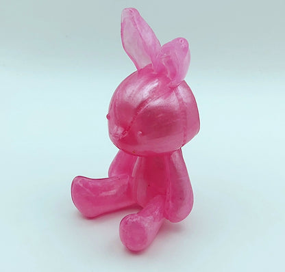 Figurine " Lapin assis" en résine époxy, rose.