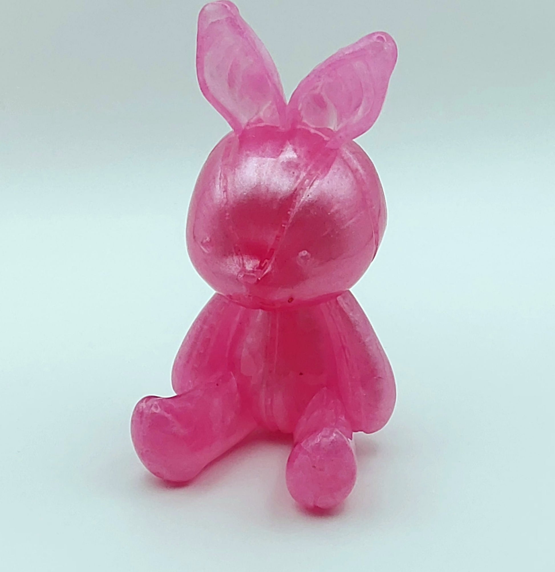 Figurine " Lapin assis" en résine époxy, rose.