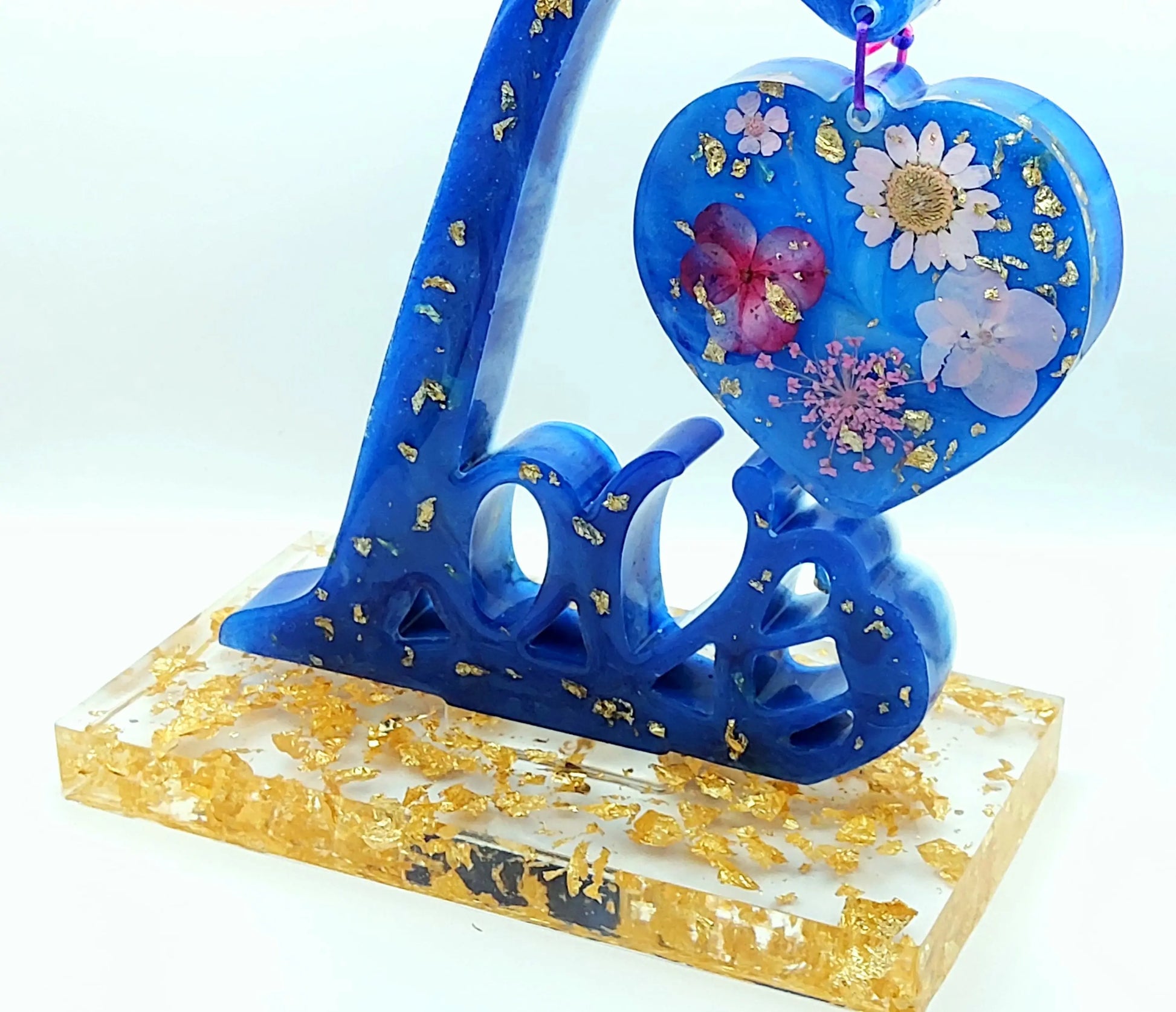 Mot LOVE sur Socle avec Coeur suspendu  en résine époxy, bleu et feuille d'or, fleurs séchées roses