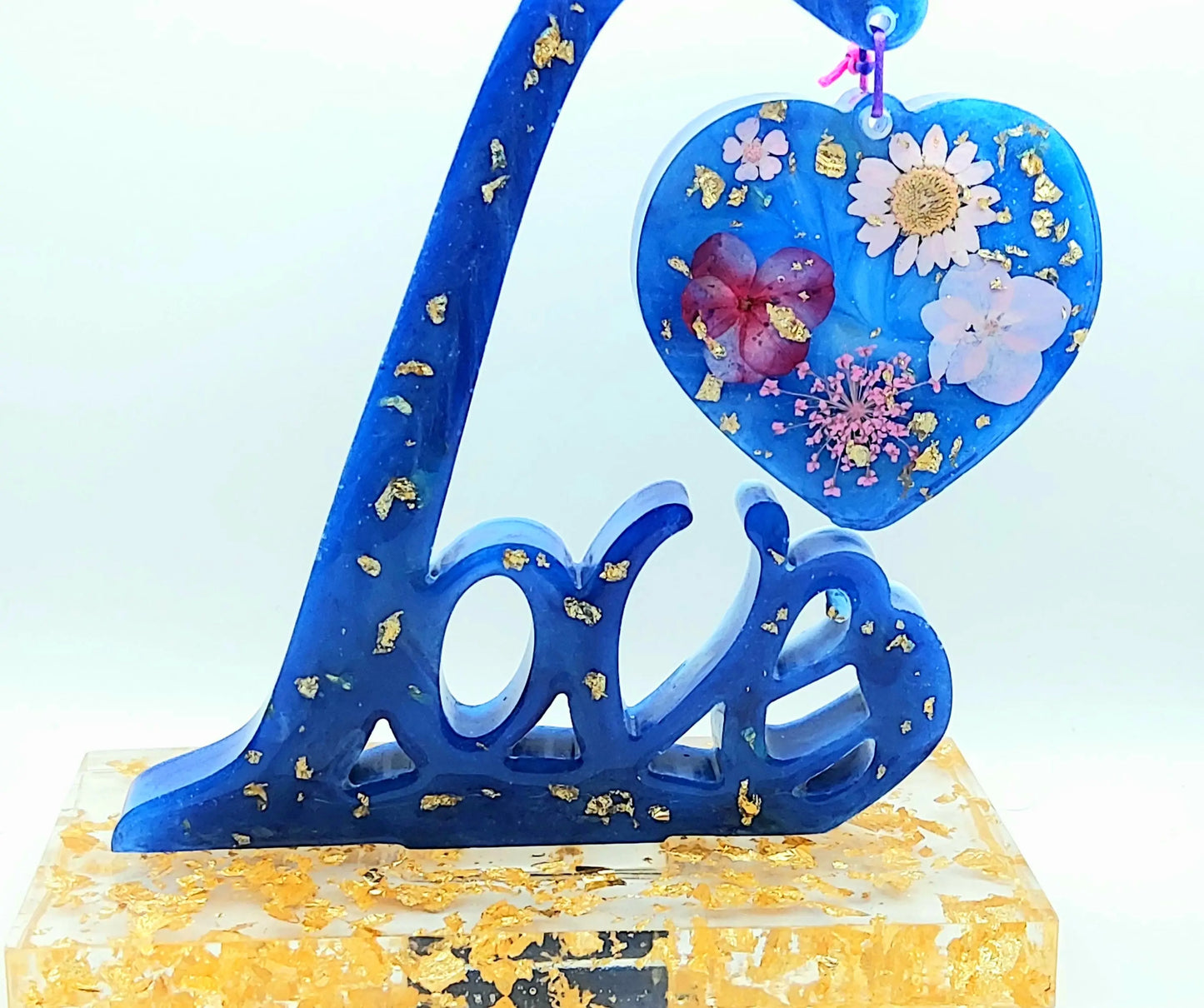 Mot LOVE sur Socle avec Coeur suspendu  en résine époxy, bleu et feuille d'or, fleurs séchées roses